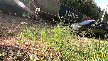 Diretor Fabio Silva é flagrado fodendo atriz durante a passagem do trem - Gabriela Ramos - Binho Ted