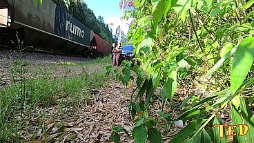 Diretor Fabio Silva é flagrado fodendo atriz durante a passagem do trem - Gabriela Ramos - Binho Ted