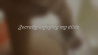 Giovani uomini francesi paffuti si scopano duramente con i giocattoli in sessioni di bagno bollente