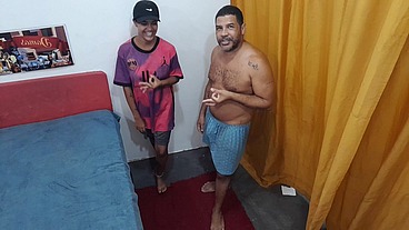 Botando no cuzinho do thalysson meu amigo boyceta.