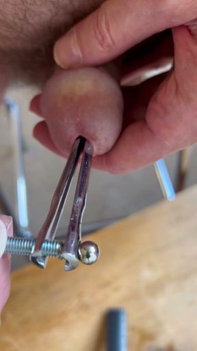 Peephole stretching   Clip 2