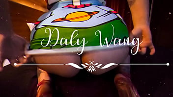 Daly wang moviendo el culo