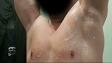 crache masturbe et &eacute_jacule sur mes aisselles