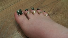 Worship and become dependent on my feet