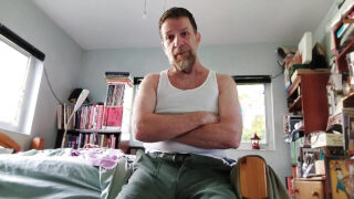 Wielki kutas wali owłosionego amatorskiego nauczyciela niedźwiedzia w surowej, domowej, gejowskiej akcji fetyszowej