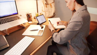 Stor röv brunett milf Lilu Moon bankade analt tills hennes trånga hål svämmar över med sperma