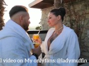 Milf lo fa schizzare stimolandolo coi piedi