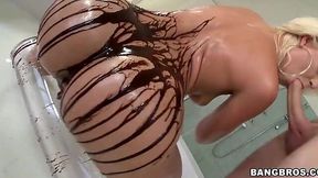 PAWG babe covers herself with chocolate