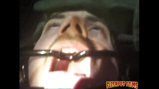 الشاب ليو ريكس ذو الشعر الكثيف يتعرض للضرب بقوة في جلسة جنس شرجي جماعية قديمة الطراز