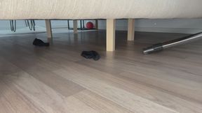 Schlafzimmer saugen in schwarzen Socken - Vacuum the bedroom in black socks