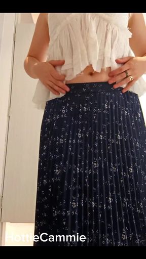 Sexy Nalgona Masturbates in a Clothing Store