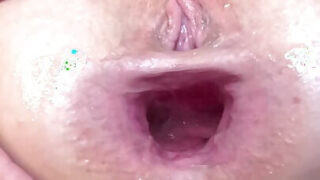 大开，拳交 – 穿着丝袜的业余熟女妓女被狠狠地肛交