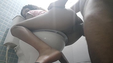 Sexo anal no banheiro com minha pequena enteada