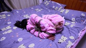 hui12 - A Chinese girl in white stockings and pajamas is bound by ropes