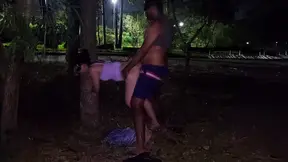 Een stoute getrouwde vrouw kreunt met een grote kont in het openbaar.