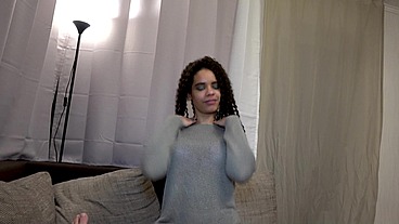 ZÄRTLICHES EBONYGIRL WILL ES OHNE GUMMI UND PISST INS GLAS