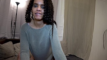 ZÄRTLICHES EBONYGIRL WILL ES OHNE GUMMI UND PISST INS GLAS