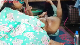 Indické domácí video nadržené indické dívky, která si šuká zadek vibrátorem a dildem