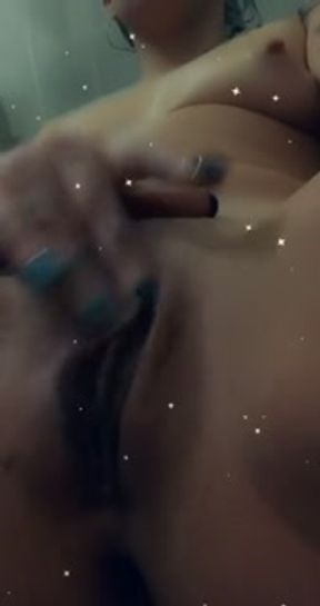 Je me masturbe devant toi en gros plan, comme si tu y étais