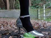 女装ヒールでぬいぐるみ踏みつぶしクラッシュフェチ japanese crossdresser heels crush fetish public