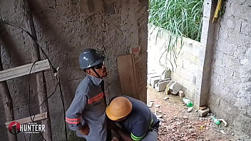 Eletricista fala que gosta de comer um cu s&oacute_ pra meter no ajudante