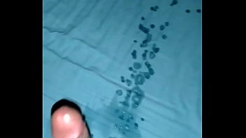 Jogando leite na cama