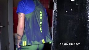 mec tatoue baise dans des toilettes publiques