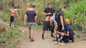 levei 2 amigos heteros para foder meu cu em publico, onde homens costumam fazer caminhada. enquanto cada um se reserva para comer meu cu, uma plateia de homens observa e se masturbal.