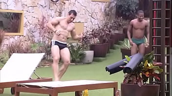 BBB15 Cezar e Luan jogando bola de sunga