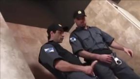 Argentina , Cruising en baño publico , se lo cogen los de seguridad