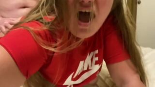 Amatør POV blowjob udvikler sig til intens anal-fucking for liderlig babe