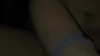 Olgun ev yapımı erkekler devasa penislerini okşadıktan sonra anal yoldan ilişkiye giriyorlar.