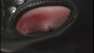 Mya Diamond, gekleed in latex, ondergaat een dubbele anale penetratie in een hete trio-sessie.