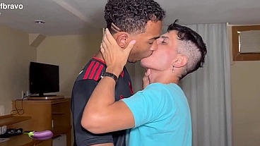 Quebramos a cama do motel de tanto fuder depois do futebol, o novinho pauzudo meteu firme