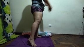 espio a mi madrastra mientras ella se ejercita luego me descubre le pido que si la puedo follar ya que mi padre no esta se niega pero logro convencerla valla follada le doy