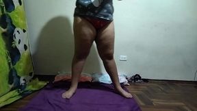 espio a mi madrastra mientras ella se ejercita luego me descubre le pido que si la puedo follar ya que mi padre no esta se niega pero logro convencerla valla follada le doy