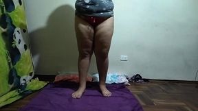 espio a mi madrastra mientras ella se ejercita luego me descubre le pido que si la puedo follar ya que mi padre no esta se niega pero logro convencerla valla follada le doy