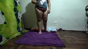 espio a mi madrastra mientras ella se ejercita luego me descubre le pido que si la puedo follar ya que mi padre no esta se niega pero logro convencerla valla follada le doy