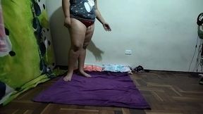 espio a mi madrastra mientras ella se ejercita luego me descubre le pido que si la puedo follar ya que mi padre no esta se niega pero logro convencerla valla follada le doy