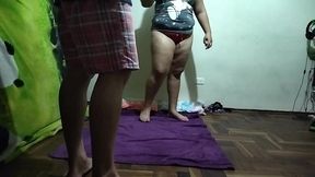 espio a mi madrastra mientras ella se ejercita luego me descubre le pido que si la puedo follar ya que mi padre no esta se niega pero logro convencerla valla follada le doy