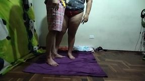 espio a mi madrastra mientras ella se ejercita luego me descubre le pido que si la puedo follar ya que mi padre no esta se niega pero logro convencerla valla follada le doy