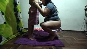 espio a mi madrastra mientras ella se ejercita luego me descubre le pido que si la puedo follar ya que mi padre no esta se niega pero logro convencerla valla follada le doy