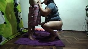 espio a mi madrastra mientras ella se ejercita luego me descubre le pido que si la puedo follar ya que mi padre no esta se niega pero logro convencerla valla follada le doy