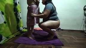 espio a mi madrastra mientras ella se ejercita luego me descubre le pido que si la puedo follar ya que mi padre no esta se niega pero logro convencerla valla follada le doy