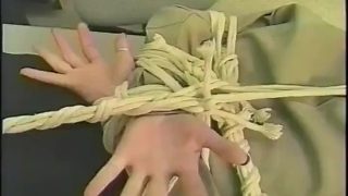 Il cosplayer dell'agente di polizia è legato e imbavagliato con una palla