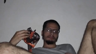 Gordinho comendo duas barra de chocolate \ exitado