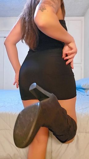 Jasmine Has Fun Before She Goes Out!