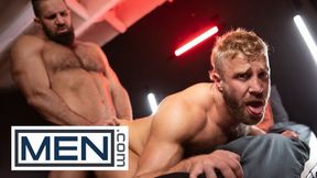 Hot - Chuck Conrad nimmt Mateo Tomas in seine kräftigen Arme und führt ihn zu seinem Schwanz