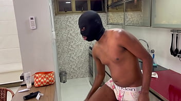 Aylla gattina colocou seu escravo pra limpar toda a sua casa e a recompensa foi uma foda bem gostosa