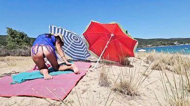 Voyuer Catches Exposed Beach Wife Gaping Pussy Pissing Publicly With Butt Plug